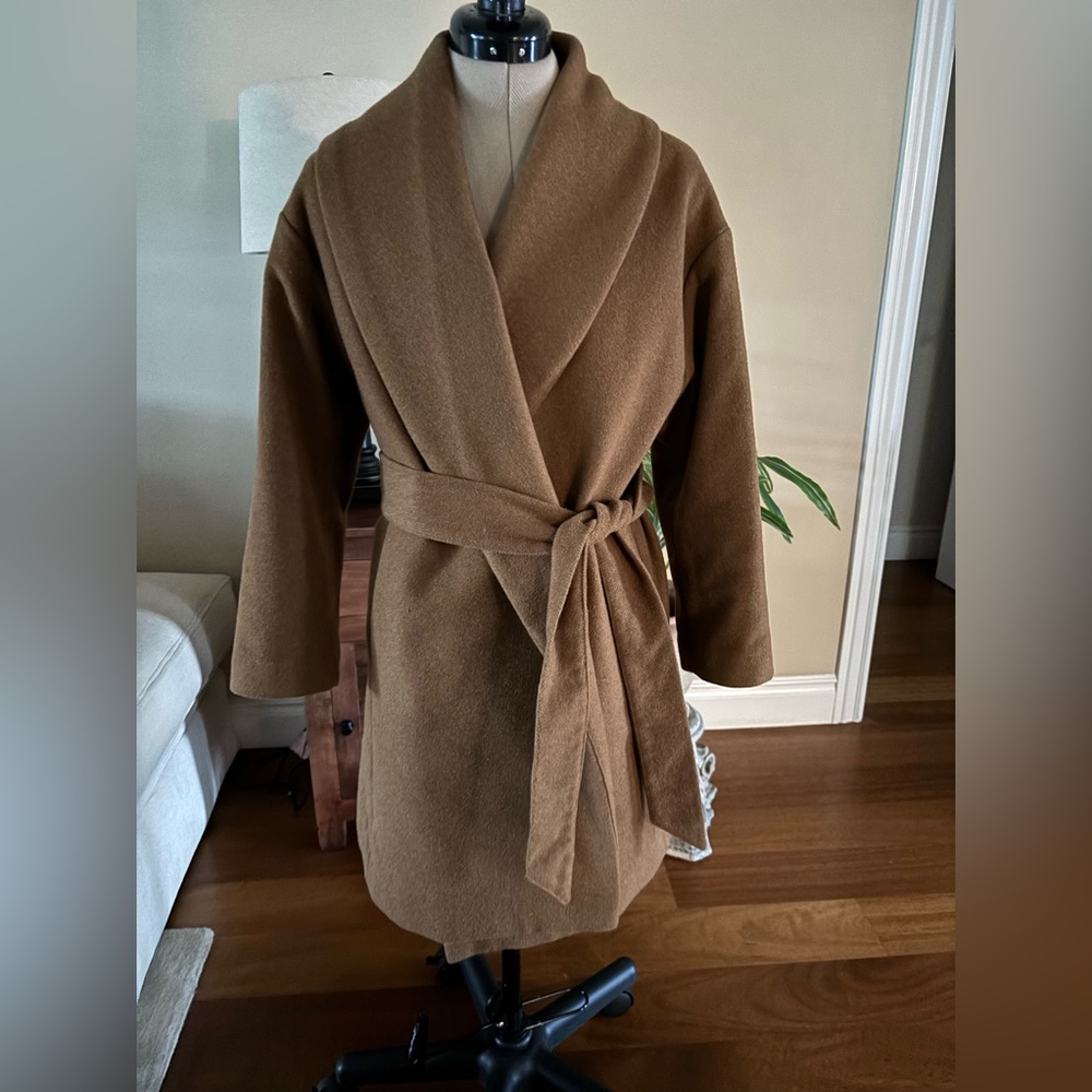 Tie-belt size 8 carmel/saddle color coat in great condition
